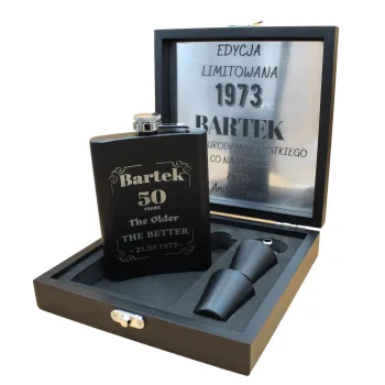 Elegancka Piersiówka z Grawerem – Idealny Zestaw Prezentowy na Urodziny i Jubileusze