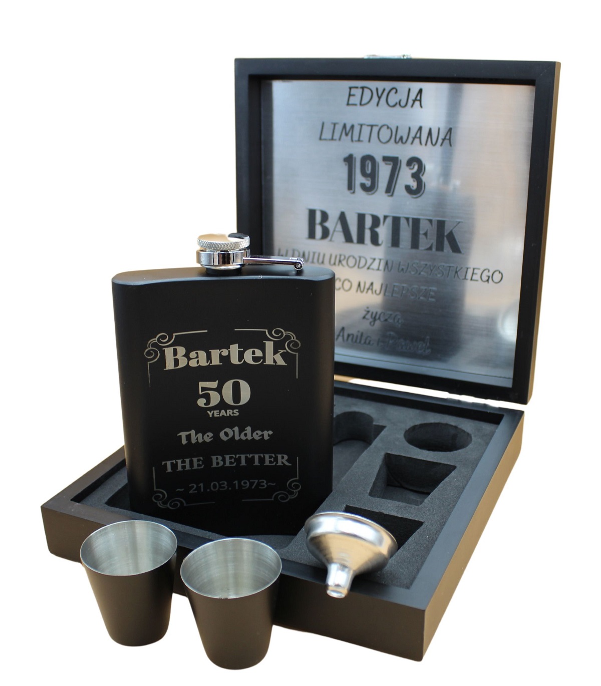 Zestaw prezentowy z personalizowaną piersiówką z grawerem – edycja limitowana na 50. urodziny. W zestawie piersiówka, kieliszki, lejek oraz eleganckie drewniane pudełko z dedykacją